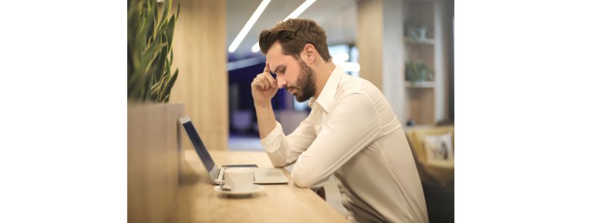 Mostra um homem com dificuldades no trabalho por causa da sua produtividade.